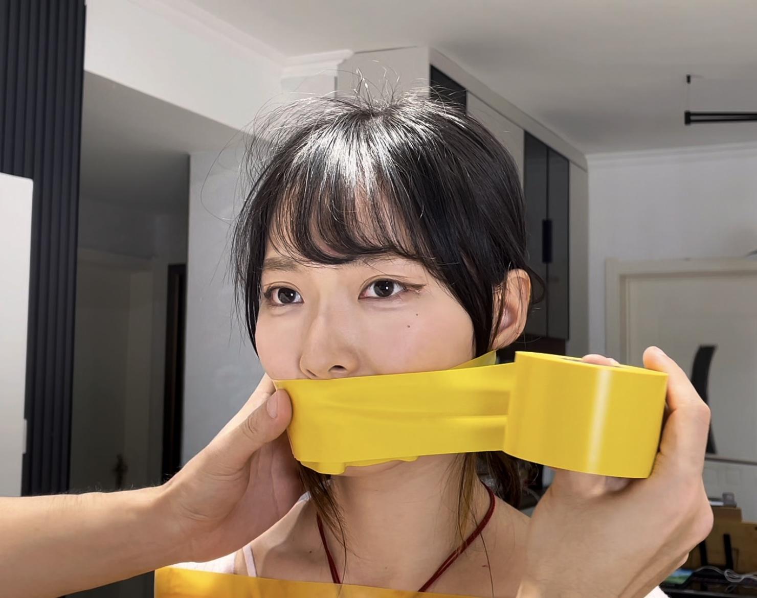 【缚艺录】【小羽】橙色木乃伊,被封嘴后,表情很不情愿 封嘴,木乃伊,缚艺录,小羽
