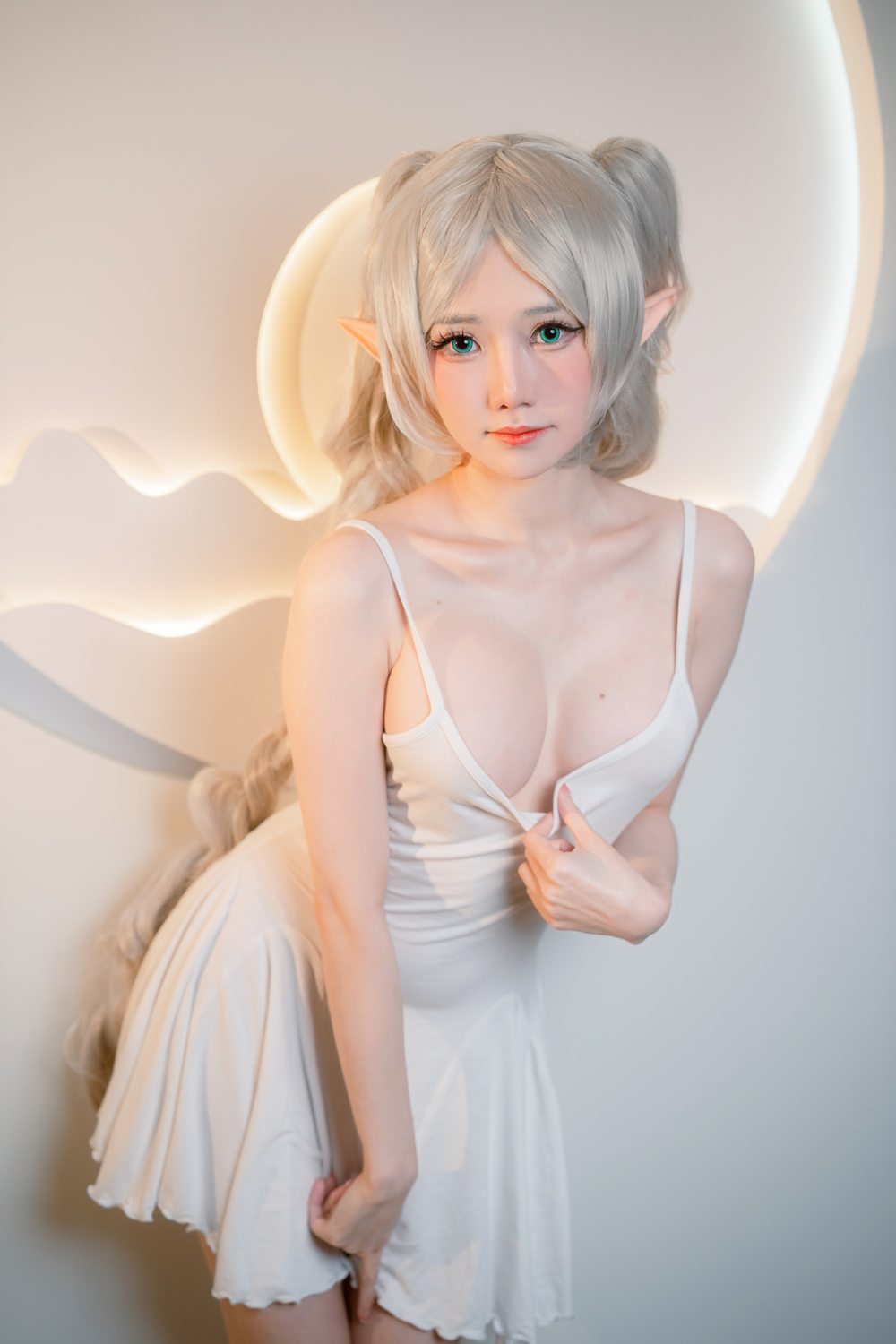 Sally Dorasnow Frieren 模特,吊带长裙,吊带,长裙,白裙,双马尾,少女,白色,微微,视觉,精灵,静谧,蓝色,w,Sally,Dorasnow,马来西亚,Frieren,精灵少女