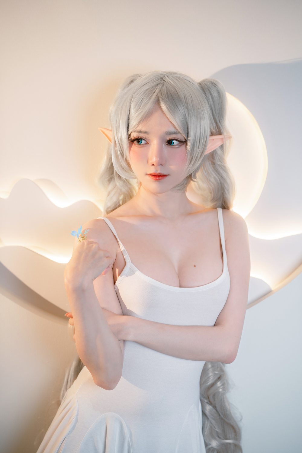 Sally Dorasnow Frieren 模特,吊带长裙,吊带,长裙,白裙,双马尾,少女,白色,微微,视觉,精灵,静谧,蓝色,w,Sally,Dorasnow,马来西亚,Frieren,精灵少女