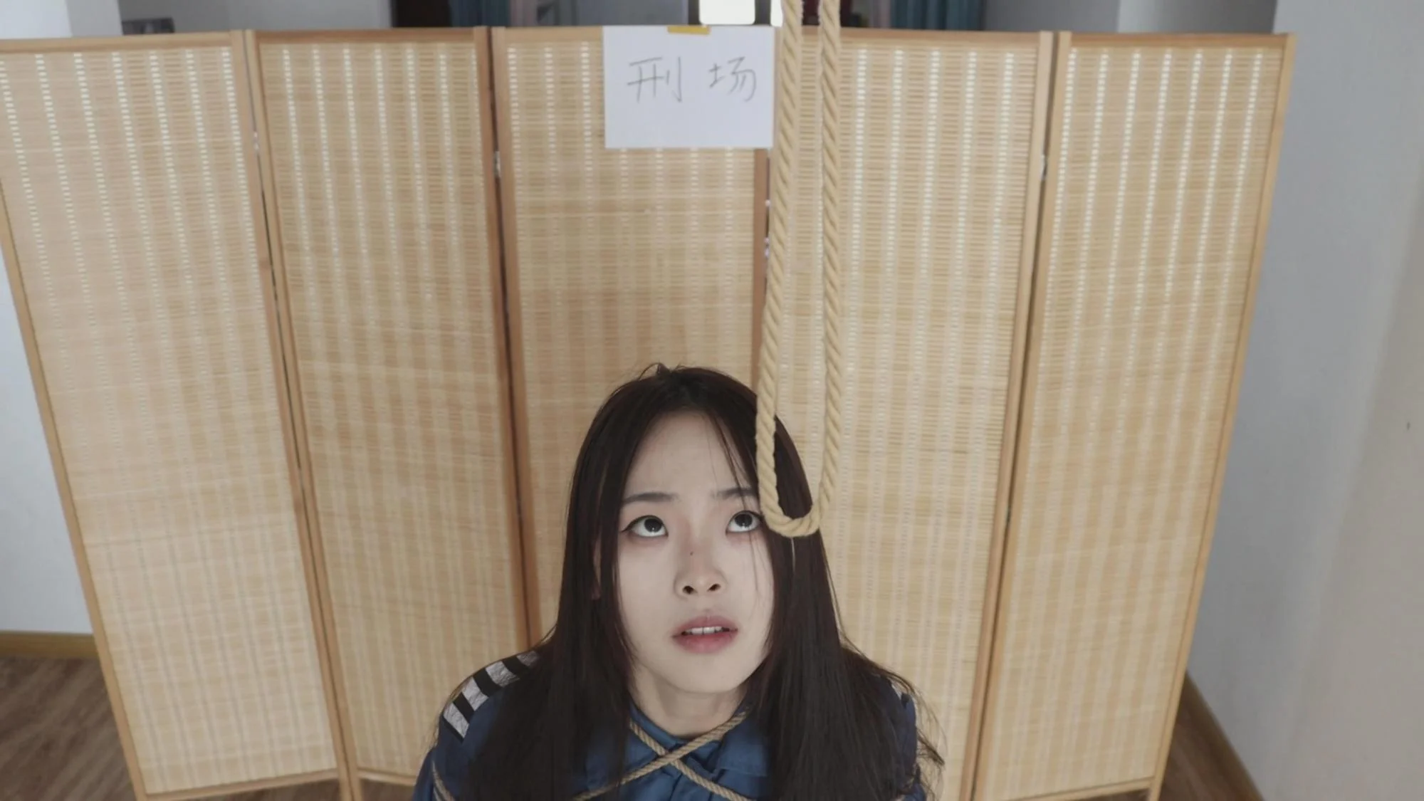【小美女青辞】【得意客定拍】《女囚忏悔录(上)》死囚青辞忏悔录,百般折辱罪难赎 剧情,驷马,镣铐,tk,堵嘴,脚镣,手铐,拘束,脚心,定拍,美女,白袜,折磨,极限,惩罚,服装,经典,刑场,可爱,蓝色