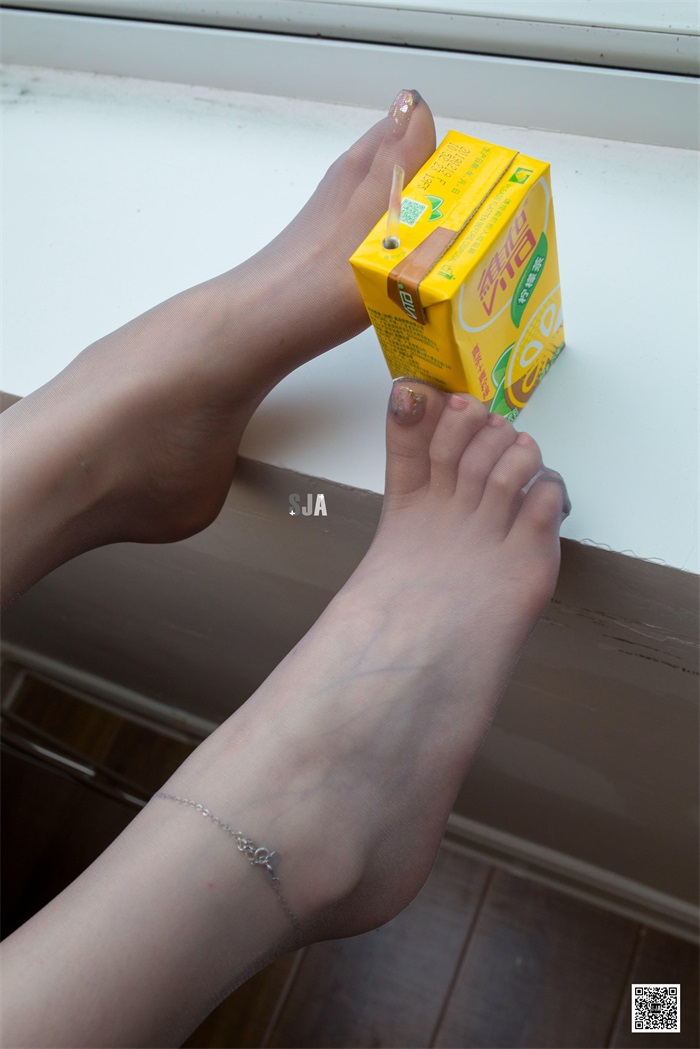 高跟鞋,闺蜜,黑色短裙,短裙,高跟,衬衫,黑色,经典,白色,长发,私密,静谧,家居,尖头高跟鞋,优雅,穿搭