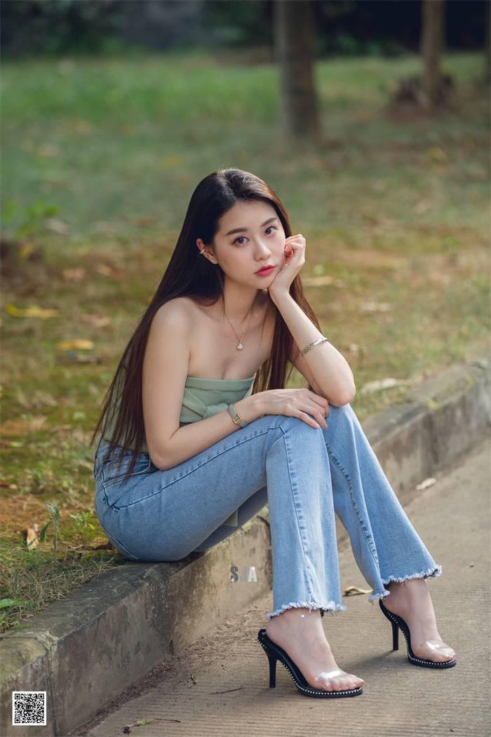 闺蜜,高跟,抹胸,黑色,牛仔,经典,微微,绿意盎然,优雅,闺蜜视角,牛仔阔腿裤,透明高跟凉鞋