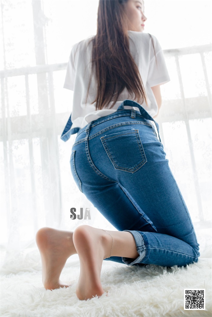 闺蜜,牛仔裤,牛仔,跪坐,曲线,长发,微微,薄纱,私密,静谧,深蓝,闺蜜视角,长发如瀑,SJA佳爷,白T恤