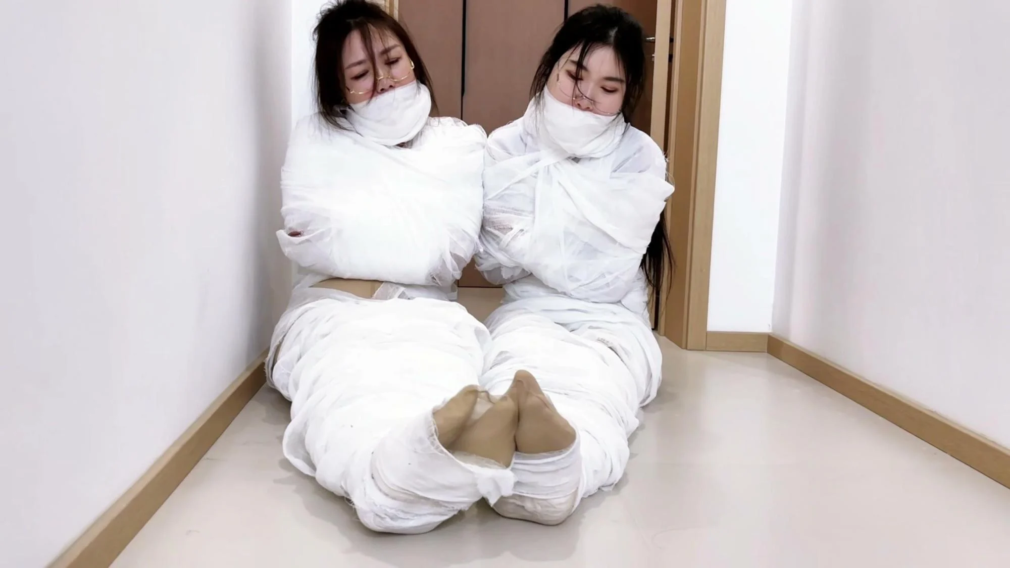 挣扎,木乃伊,定拍,美女,蠕动,包裹,李然,缠绕,吴晗,逃脱,美人,云雀,经典,行李箱,熟女,云雀定拍,感觉,挣扎逃脱,奇怪的货物,纱布包裹