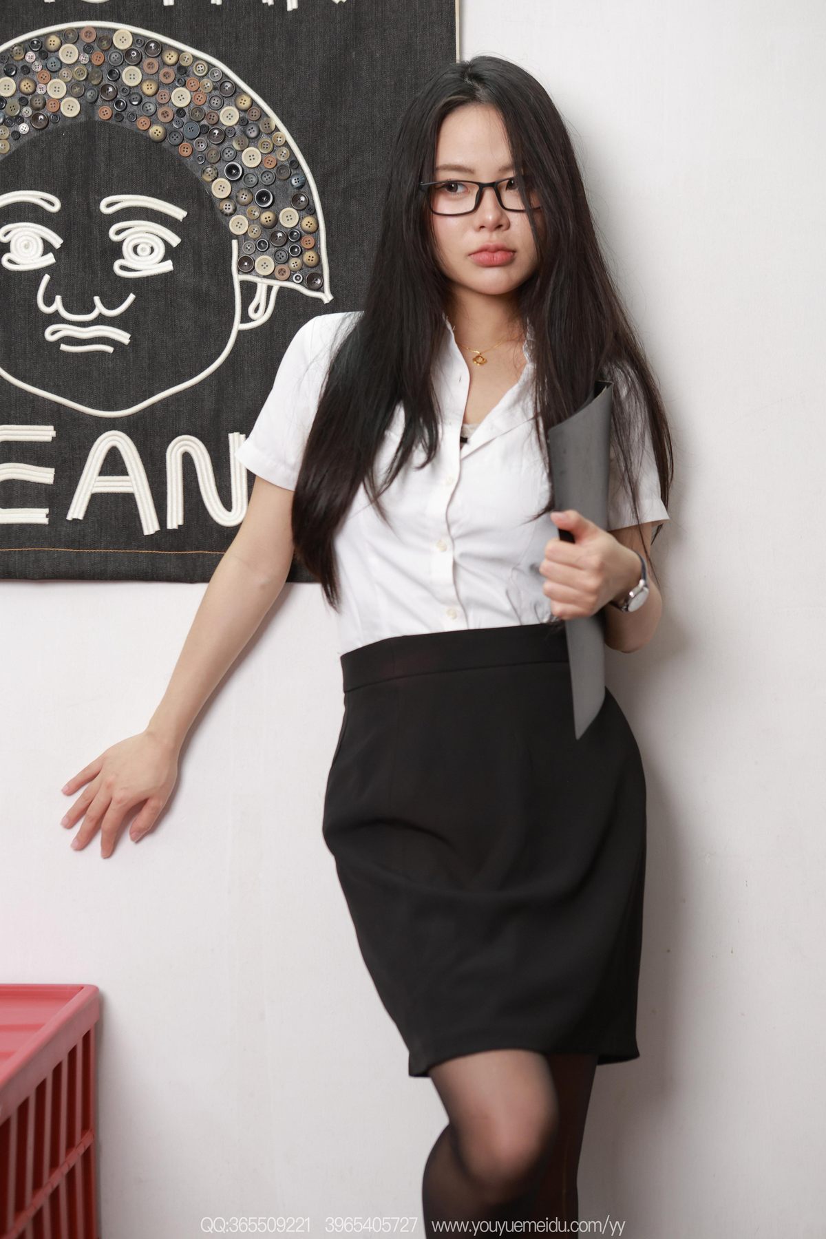 制服,短袖,衬衫,捕捉,黑色,经典,眼镜娘,元素,气质,白色,戴着,温柔,高腰,主题,佩戴,眼神,长发,视觉,职场,眼镜,艺术,兔兔,优雅,白色短袖衬衫,IESS异思趣向,丝享家