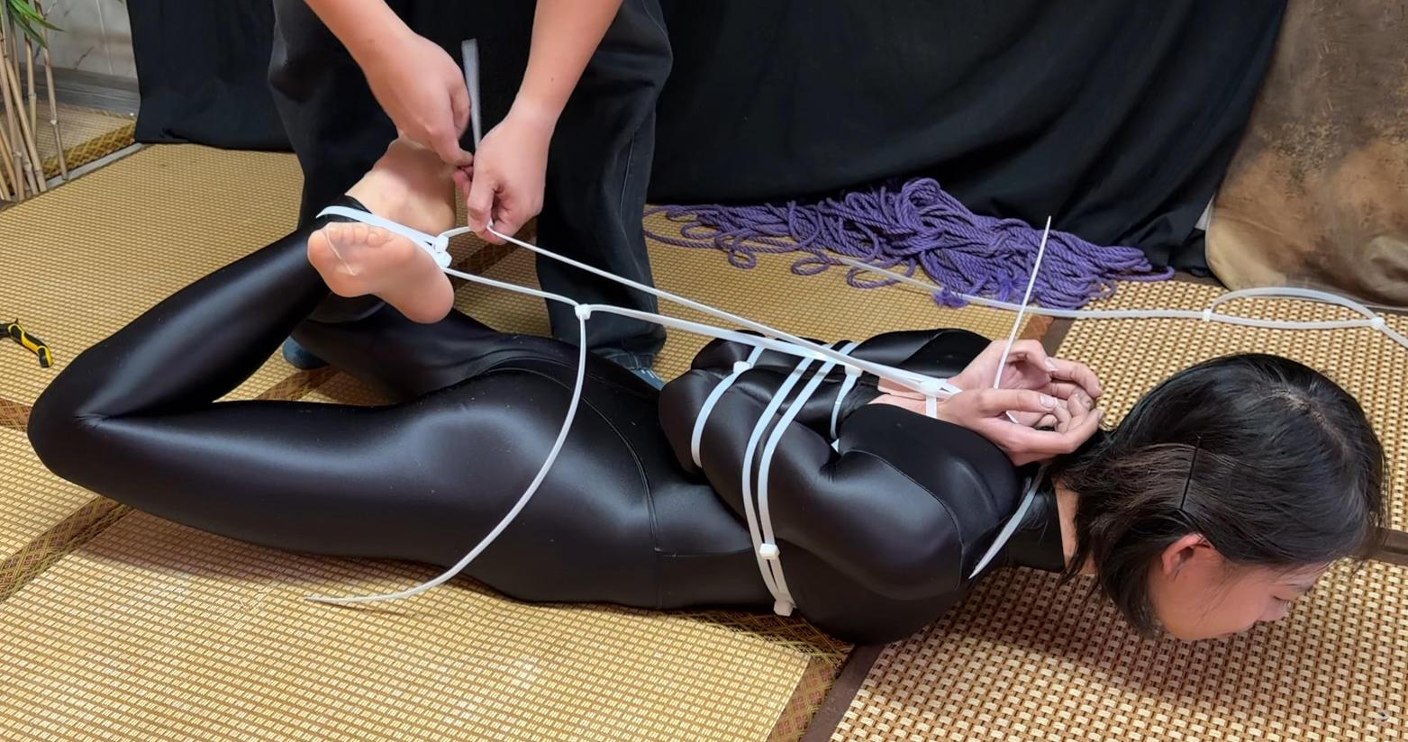 【零零柒】扎带极限并肘后手观音驷马!极度痛苦 模特,作品,驷马,tk,挣扎,后手观音,紧缚,口塞,脚心,扎带,后手,极限
