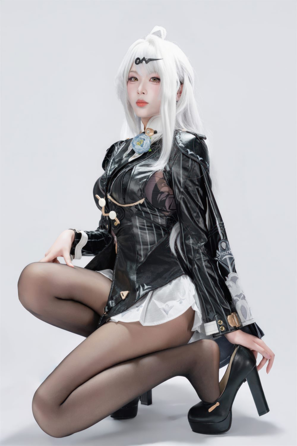 轩萧学姐 绝区零 仪玄·墨形影踪 蕾丝,COS,短裙,黑色,学姐,白色,coser,视觉,外套,绝区零,蓝色,双臂交叉,轩萧学姐,黑色皮质外套,白色蕾丝短裙