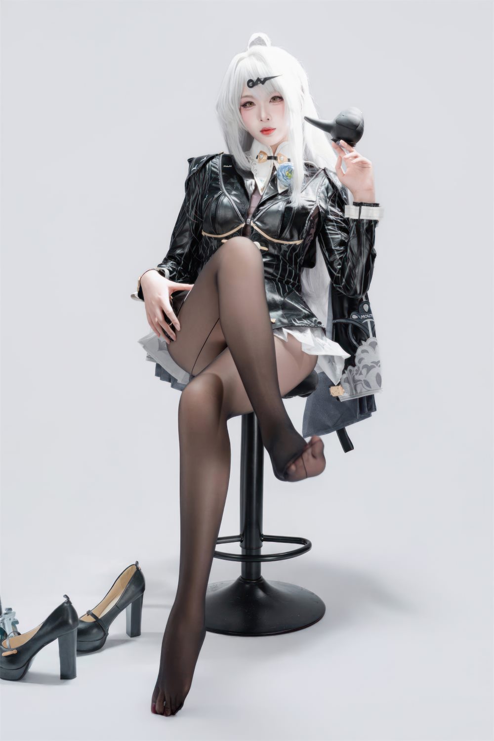 轩萧学姐 绝区零 仪玄·墨形影踪 蕾丝,COS,短裙,黑色,学姐,白色,coser,视觉,外套,绝区零,蓝色,双臂交叉,轩萧学姐,黑色皮质外套,白色蕾丝短裙