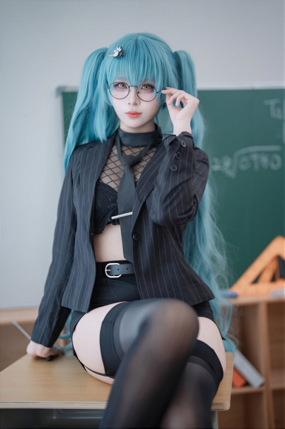 轩萧学姐 Nikke胜利女神 普丽瓦蒂·严厉教诲 蕾丝,西装,双马尾,性感,女神,黑色,学姐,网纱,长发,课桌,胜利女神,外套,黑色蕾丝,眼镜,嘿丝,Nikke,蓝色,轩萧学姐,过膝嘿丝