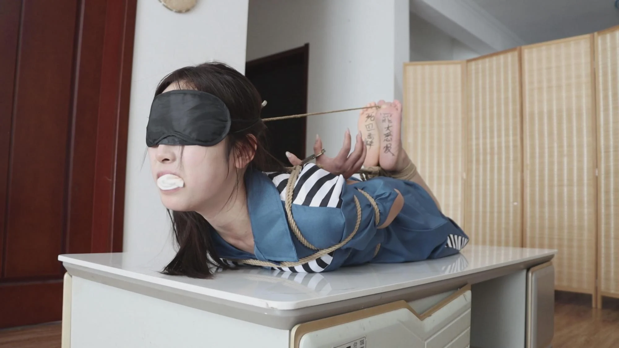 【小美女青辞】【得意客定拍】《女囚忏悔录(上)》死囚青辞忏悔录,百般折辱罪难赎 剧情,驷马,镣铐,tk,堵嘴,脚镣,手铐,拘束,脚心,定拍,美女,白袜,折磨,极限,惩罚,服装,经典,刑场,可爱,蓝色