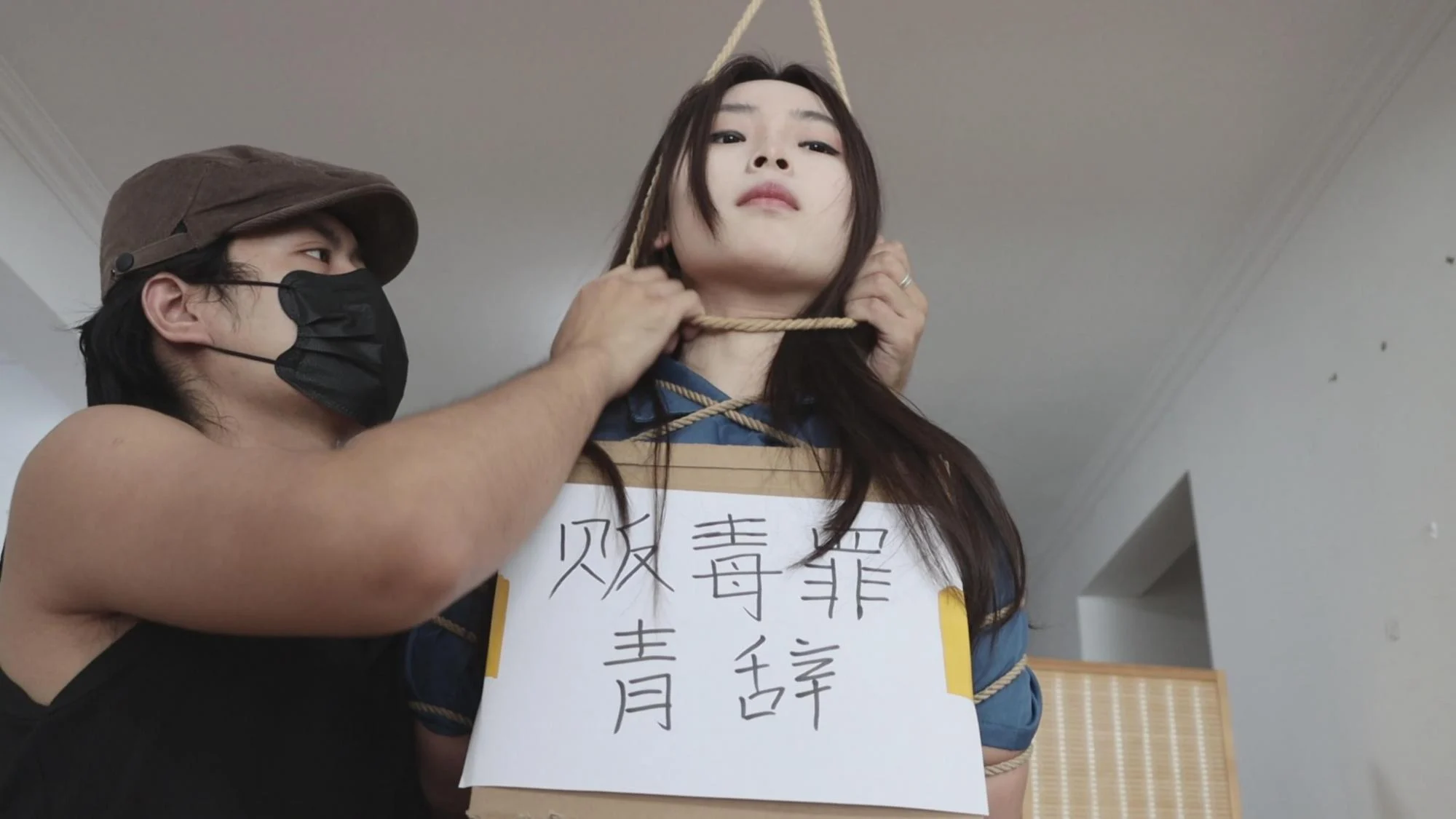 【小美女青辞】【得意客定拍】《女囚忏悔录(上)》死囚青辞忏悔录,百般折辱罪难赎 剧情,驷马,镣铐,tk,堵嘴,脚镣,手铐,拘束,脚心,定拍,美女,白袜,折磨,极限,惩罚,服装,经典,刑场,可爱,蓝色