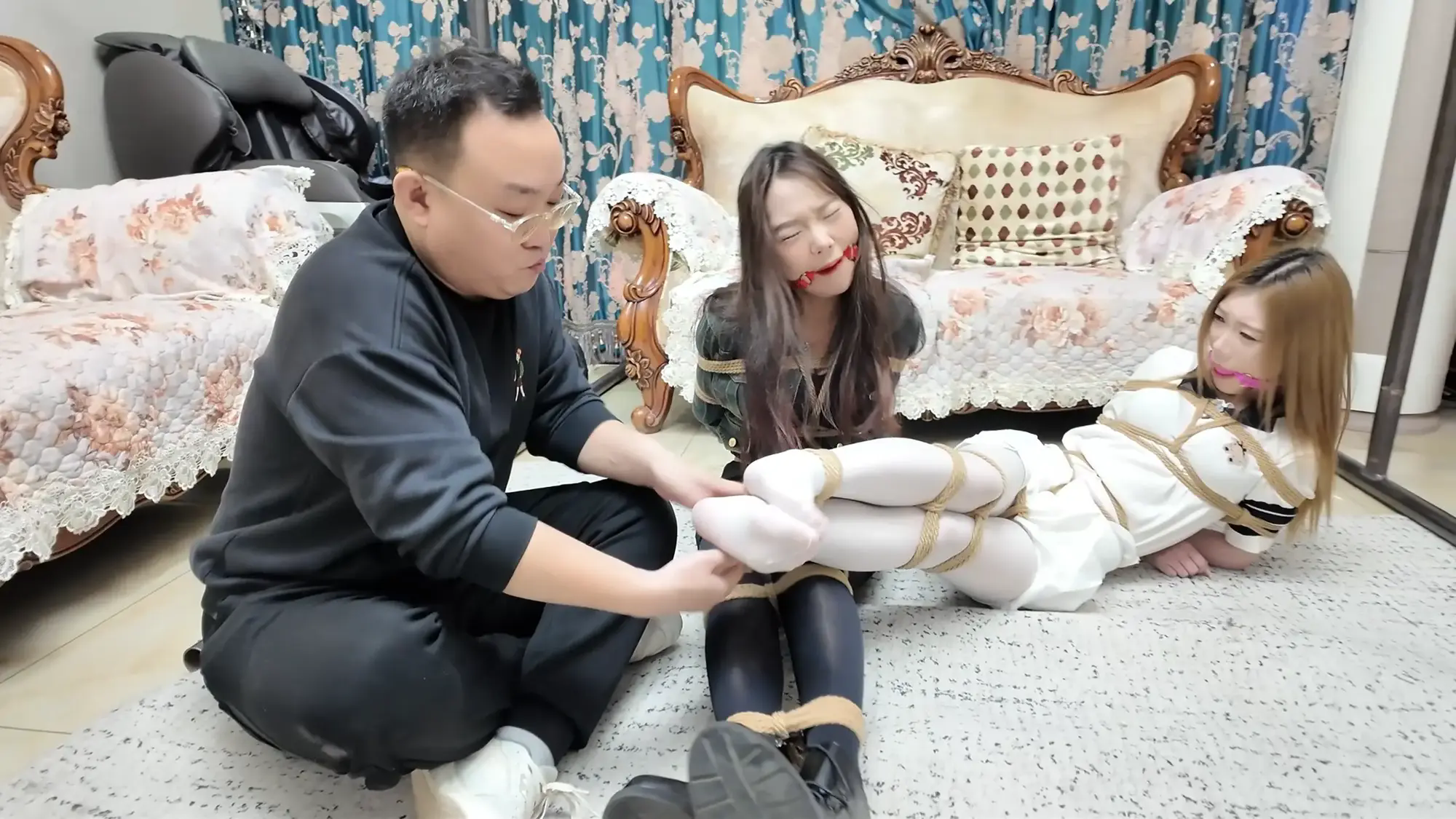 《彩虹与黑猫·新美人捕获侦探篇》【双人组合】【黑白油丝】【换装展示】【M腿鼻勾】 M腿,李然,丝,双人,鼻勾,美人,展示,新人,换装,黑猫,彩虹与黑猫·新美人捕获侦探篇,黑白油丝,M腿鼻勾