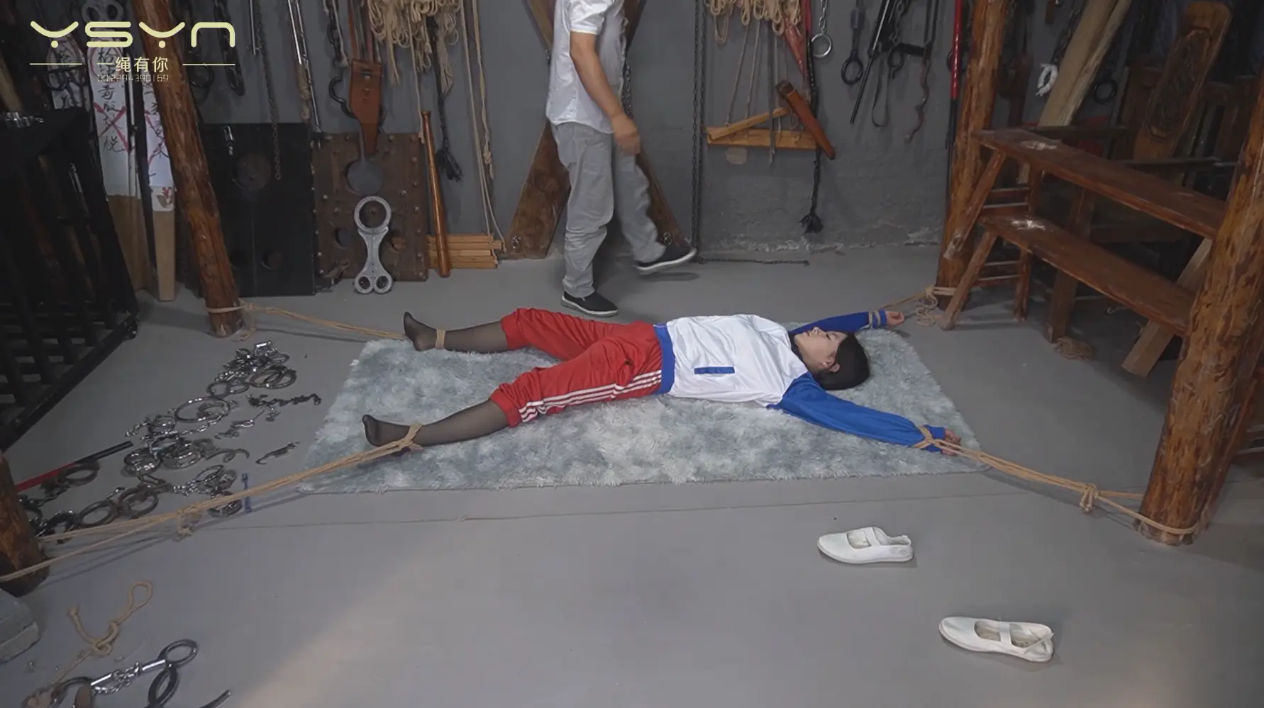 【身陷危途】校服黑丝小美女瑶瑶家门口惨遭歹徒捂嘴迷晕地牢里戴各种金属四肢捆绑刷挠脚心后勒死 挠脚心,黑丝,捆绑,挠脚,脚心,美女,迷晕,金属,校服,瑶瑶,歹徒