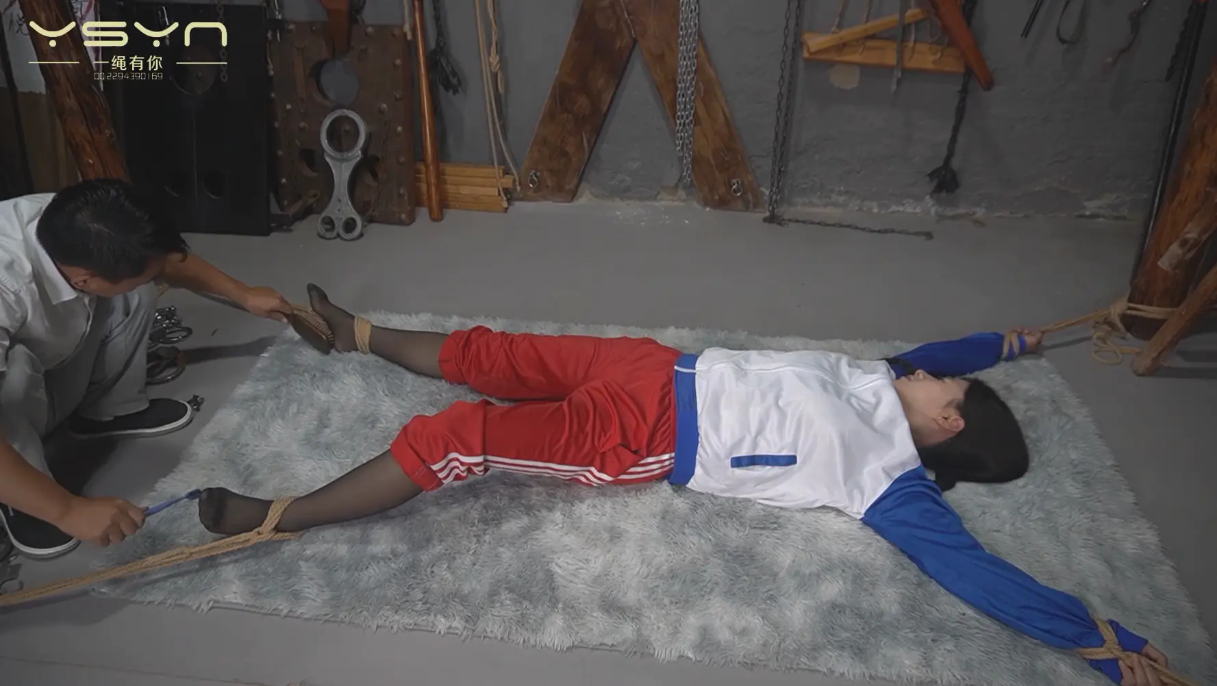 【身陷危途】校服黑丝小美女瑶瑶家门口惨遭歹徒捂嘴迷晕地牢里戴各种金属四肢捆绑刷挠脚心后勒死 挠脚心,黑丝,捆绑,挠脚,脚心,美女,迷晕,金属,校服,瑶瑶,歹徒