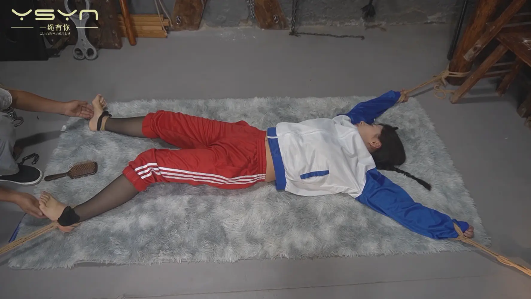 【身陷危途】校服黑丝小美女瑶瑶家门口惨遭歹徒捂嘴迷晕地牢里戴各种金属四肢捆绑刷挠脚心后勒死 挠脚心,黑丝,捆绑,挠脚,脚心,美女,迷晕,金属,校服,瑶瑶,歹徒