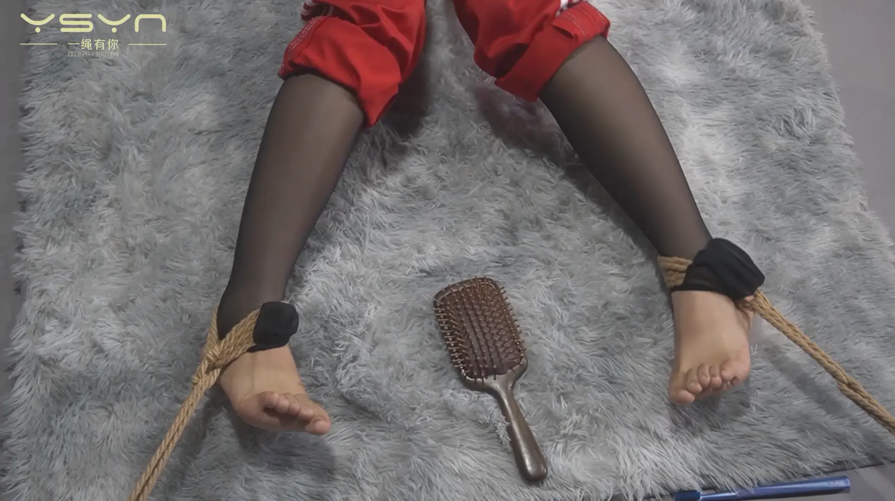 【身陷危途】校服黑丝小美女瑶瑶家门口惨遭歹徒捂嘴迷晕地牢里戴各种金属四肢捆绑刷挠脚心后勒死 挠脚心,黑丝,捆绑,挠脚,脚心,美女,迷晕,金属,校服,瑶瑶,歹徒