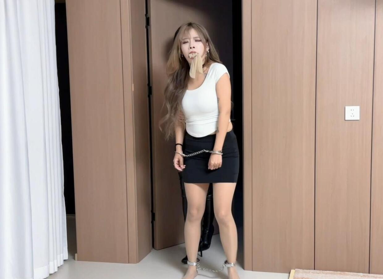 安安单腿吊挠脚心 模特,工作室,挠脚心,挠脚,脚心,定拍,单腿吊,单腿,金宝工作室,安安,金宝