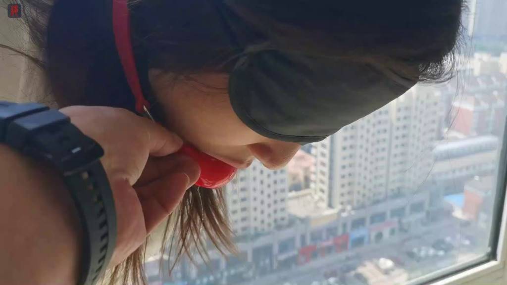 点点小城风景与故事、M女、固定在玻璃窗上的乖巧小女奴