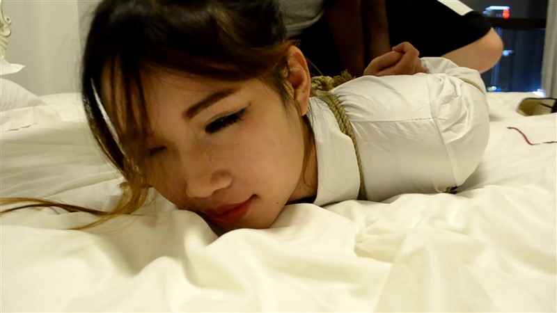 制服诱惑!极品OL黑丝美腿下班居家捆绑丝袜口球堵嘴