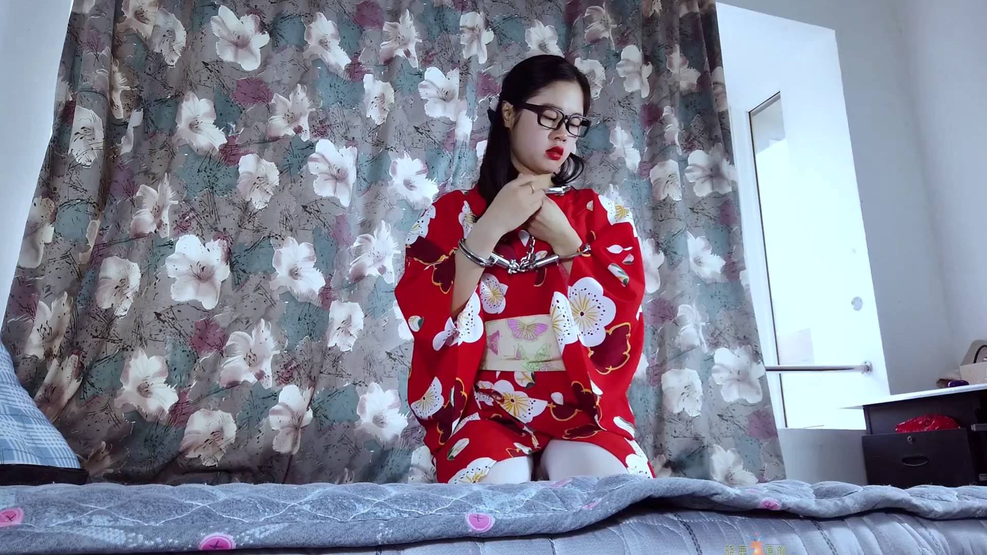 日本妻百岛盒子 百岛在家服侍丈夫,不小心弄伤了丈夫,脾气暴躁的丈夫决定好好惩罚百岛