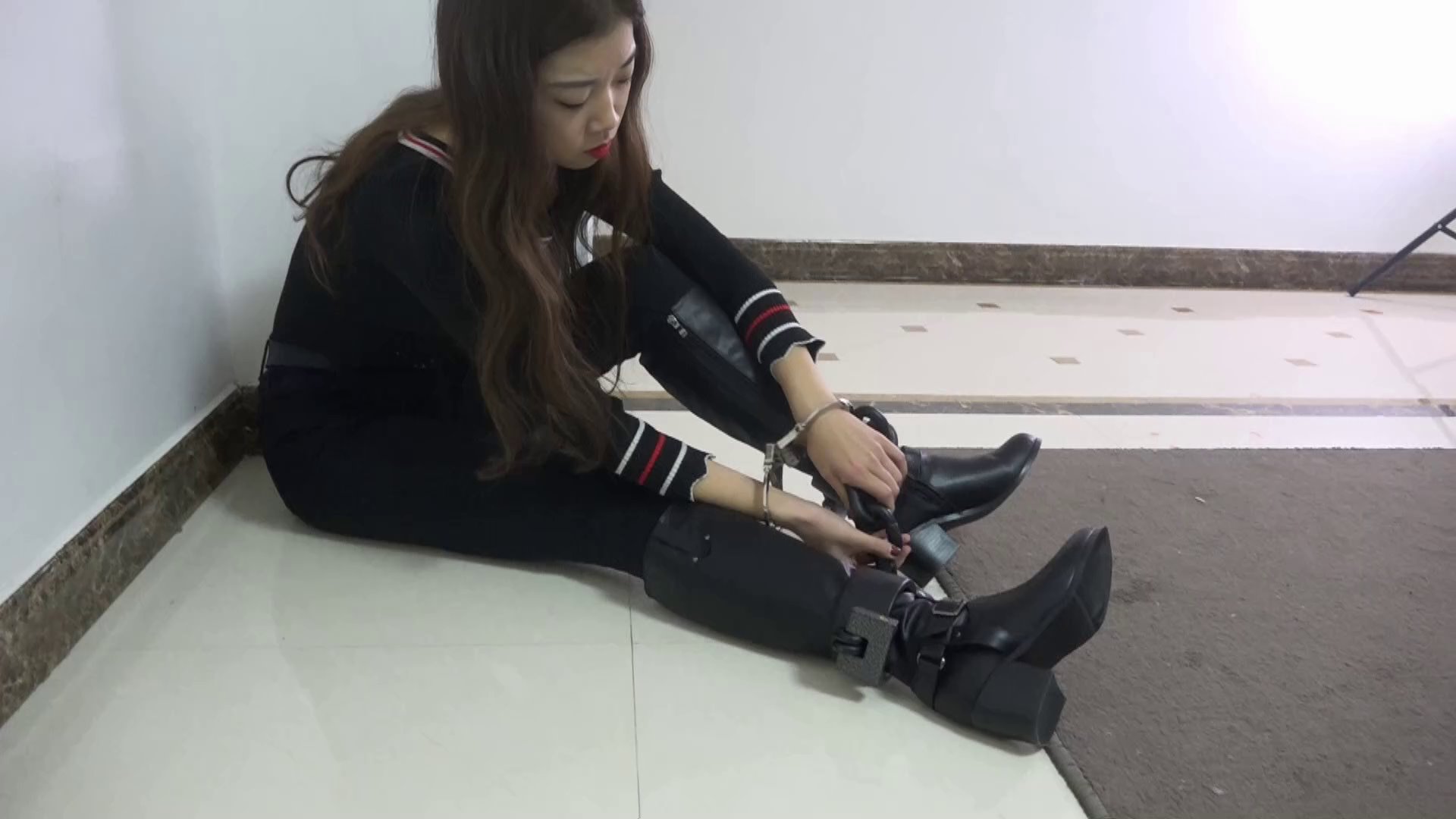 师妹体验镣铐搜身