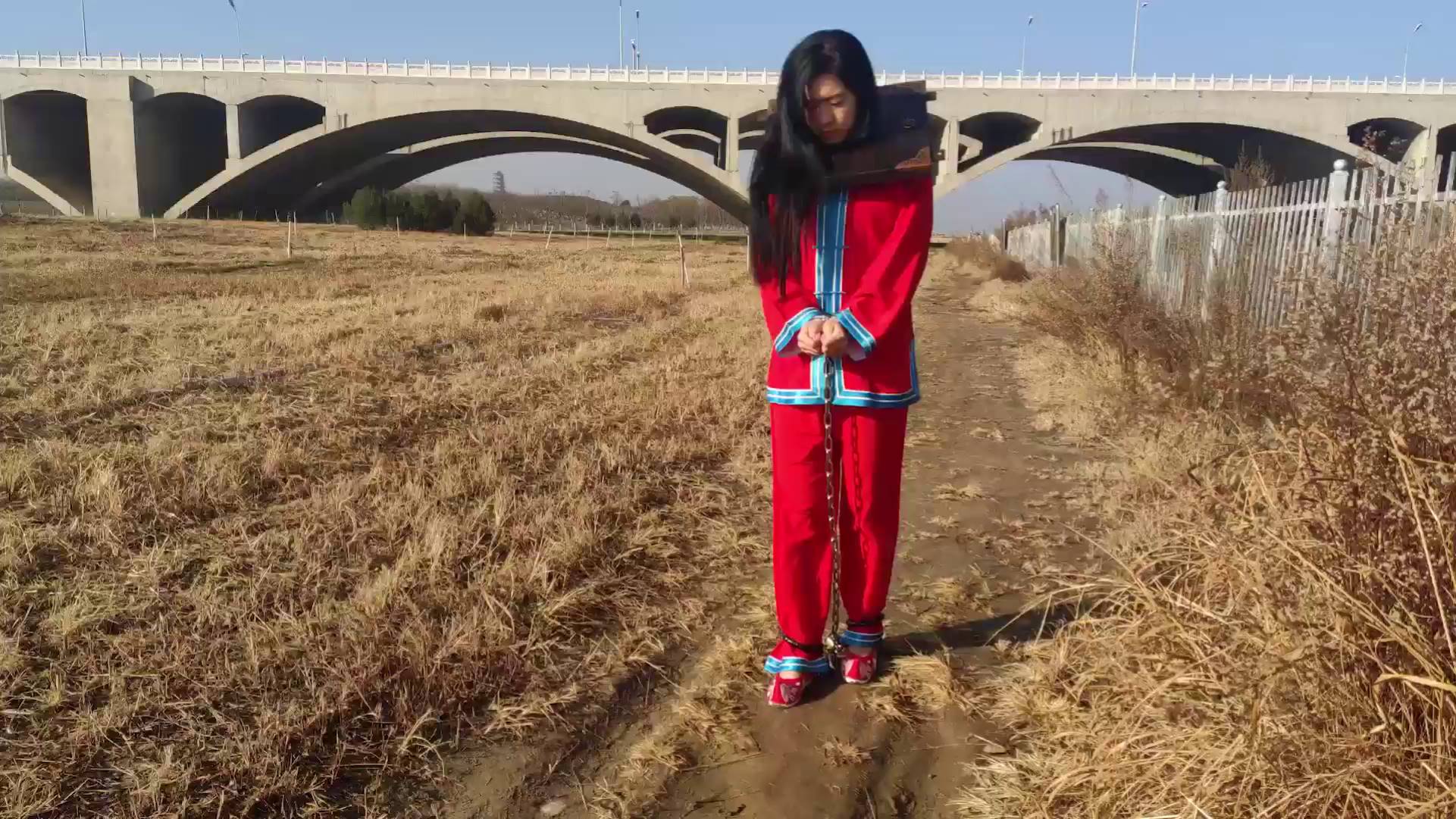 冬日户外 押着私人女囚逛江滨公园 超刺激 古装红罪衣木枷镣铐暴露在光天化日之下T教 还有旗袍哦