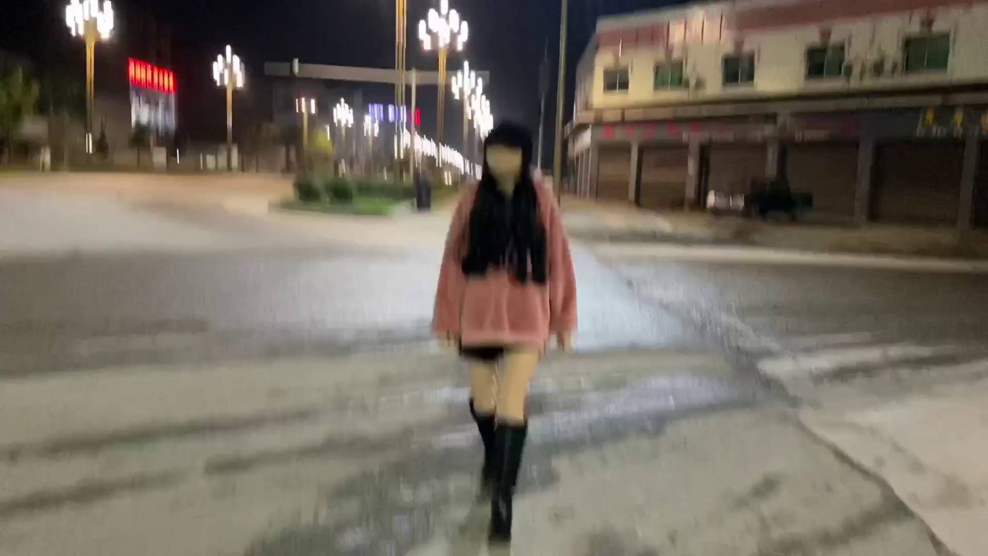 腿部穿入zentai饭后小步，说好的只是散散步，你为什么带这个出门