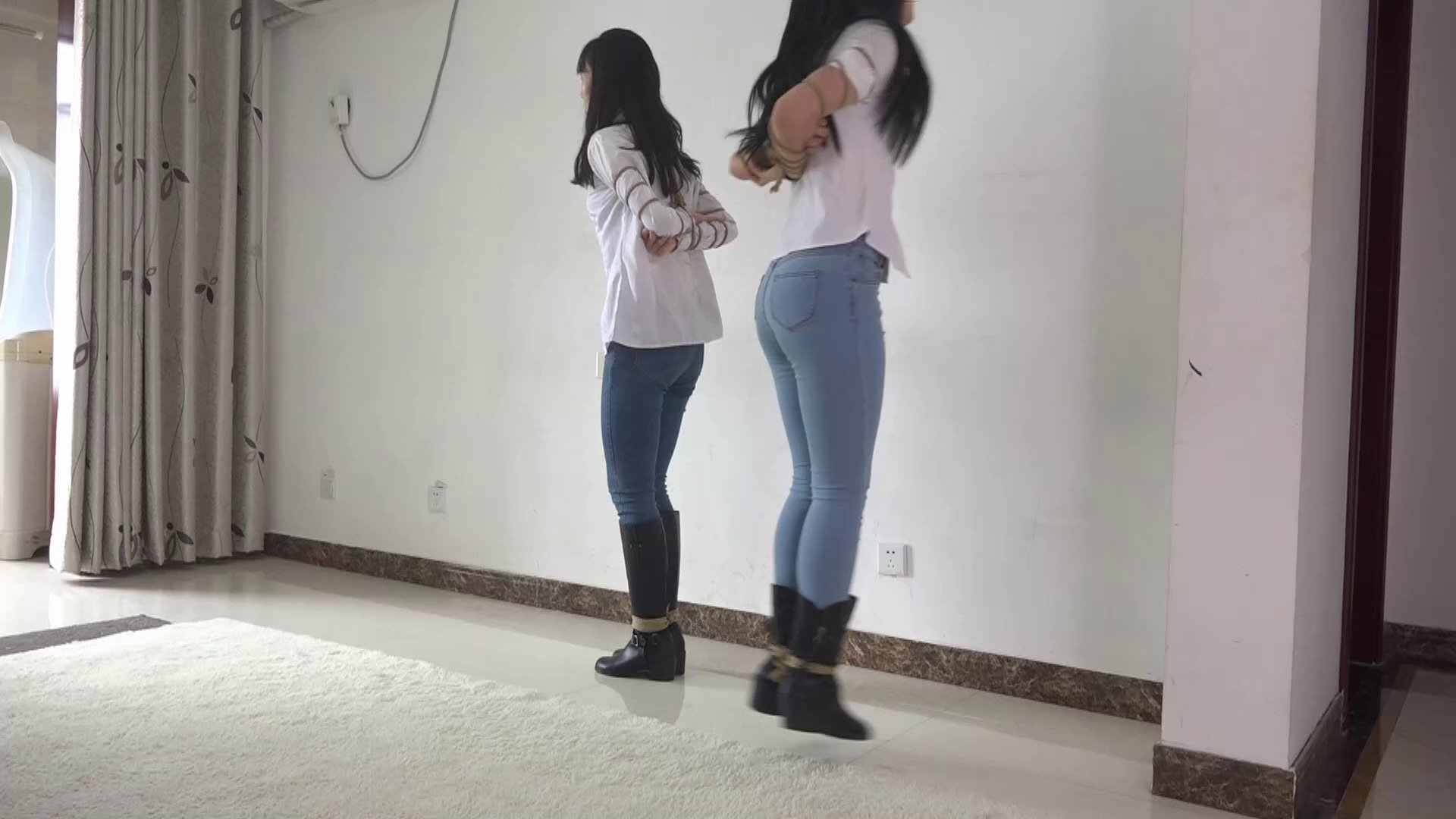定拍捆绑入狱的女孩