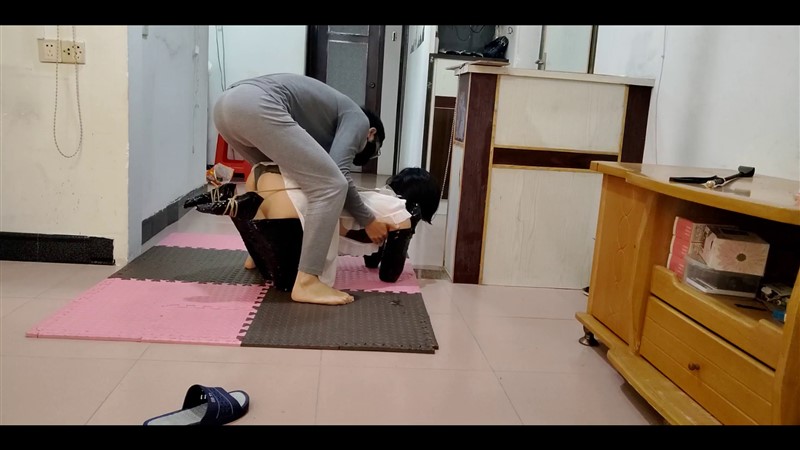 1小时鼻夹锁遛母狗 犬奴 四肢折叠紧缚