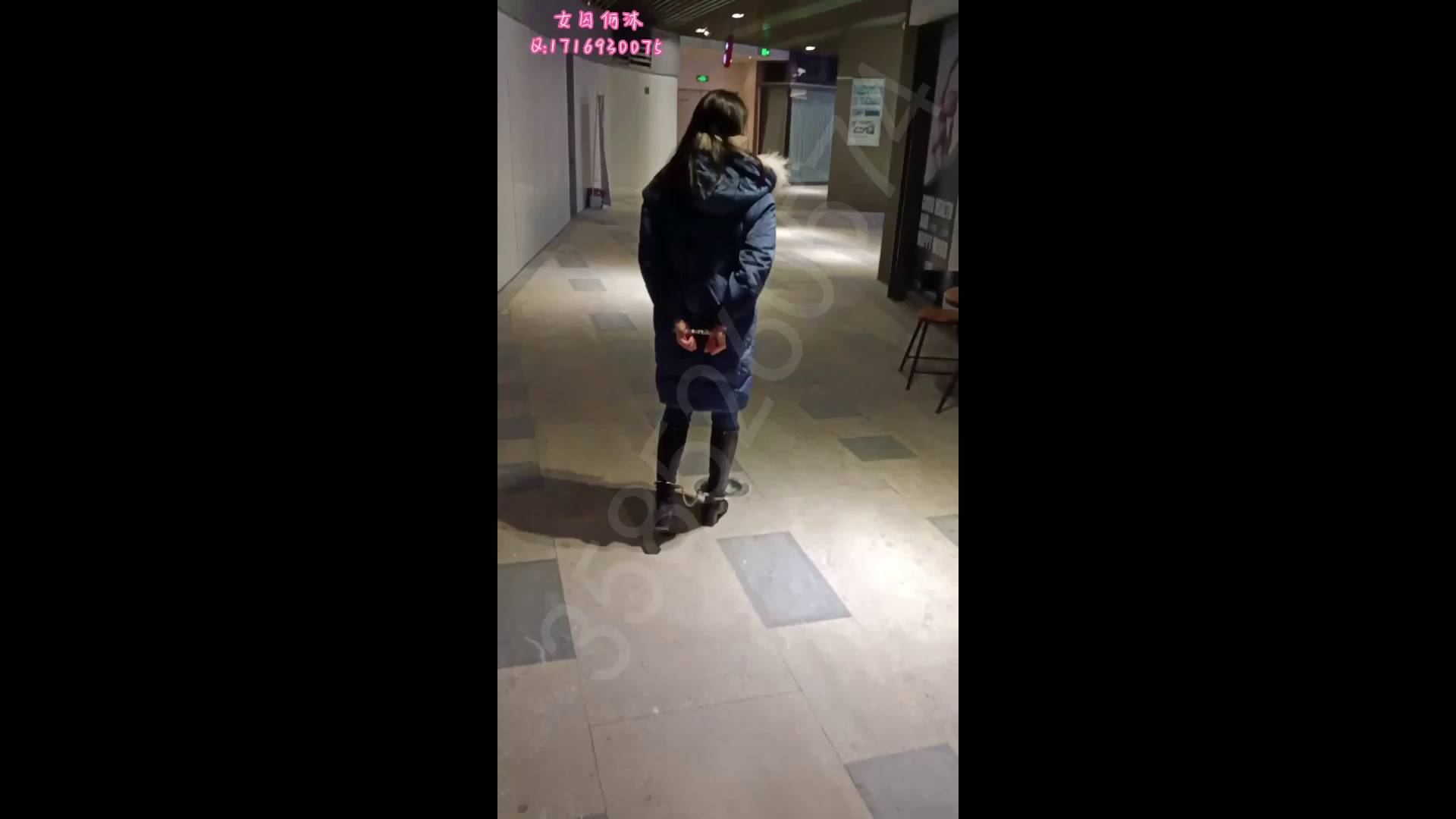 何沐带着手铐脚镣逛户外