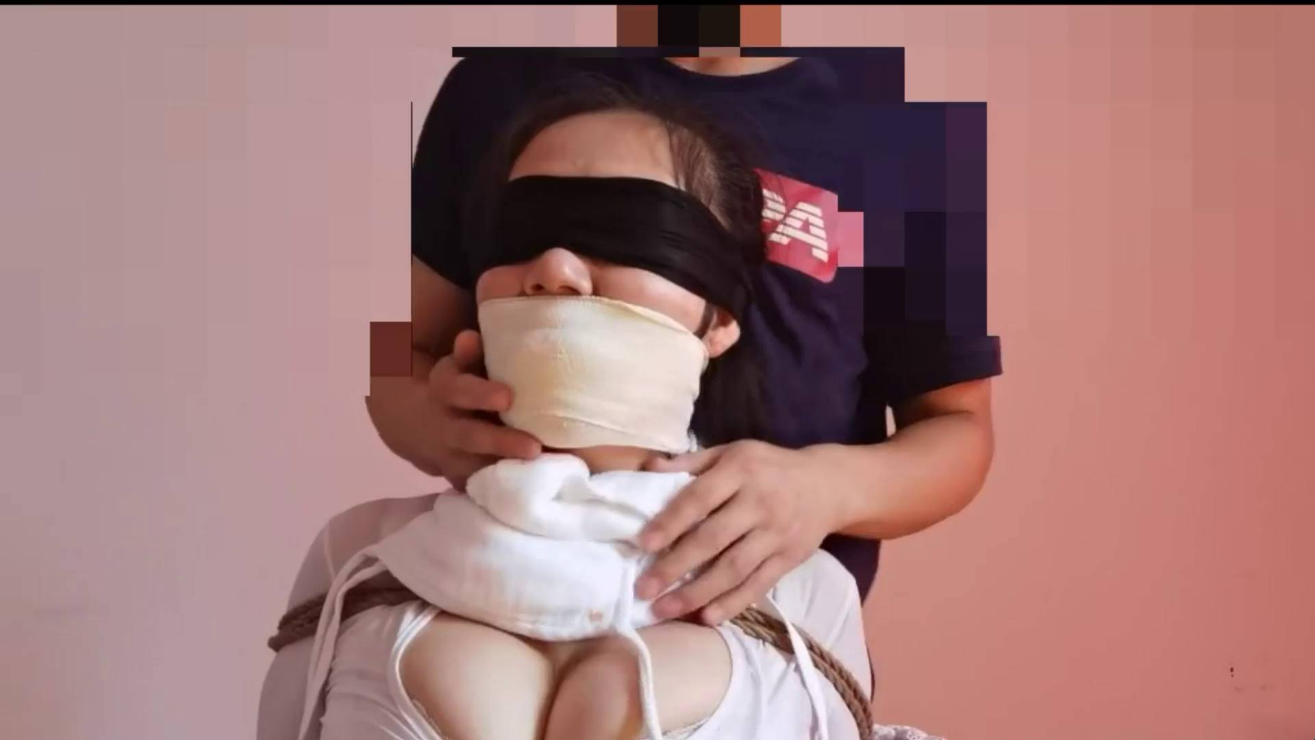 性感美女玩多层蒙面口罩与解封