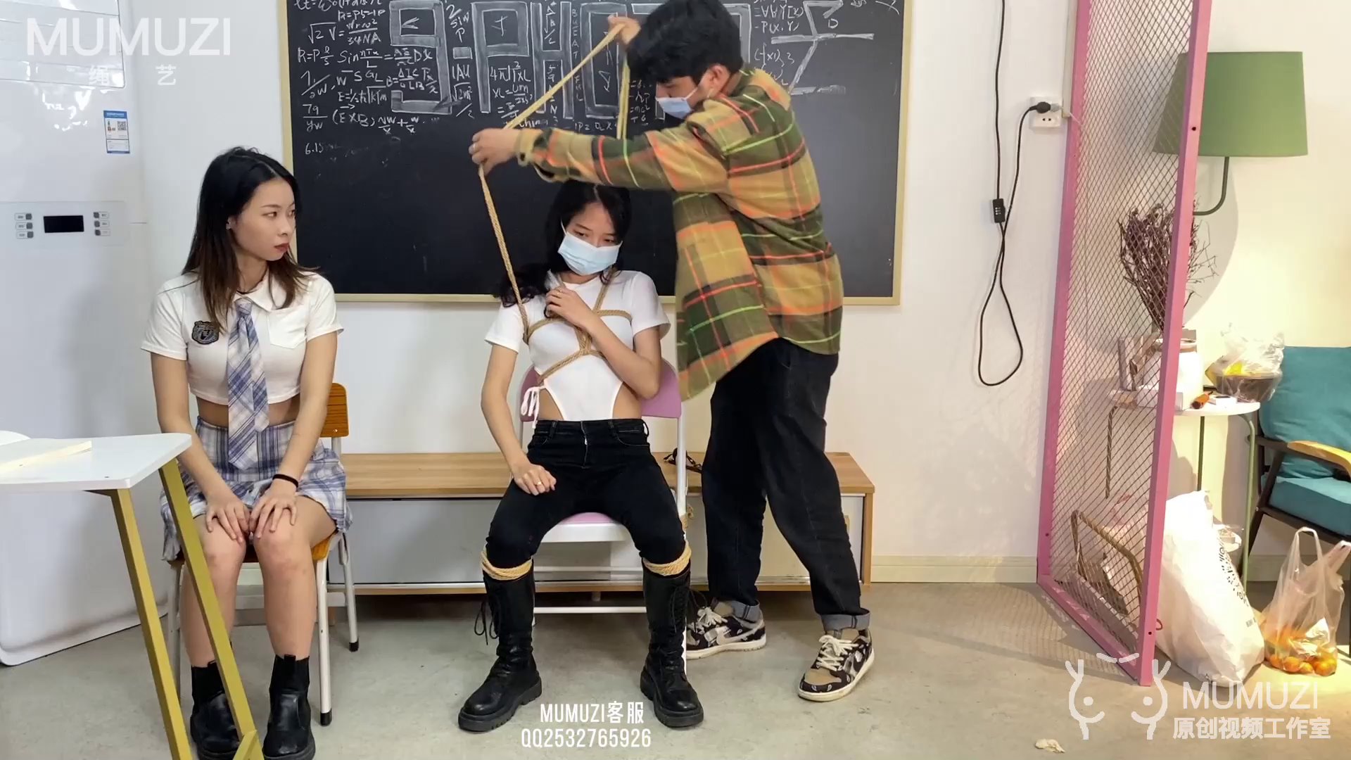 格子短裙女学生被老师捆绑凳子挣扎