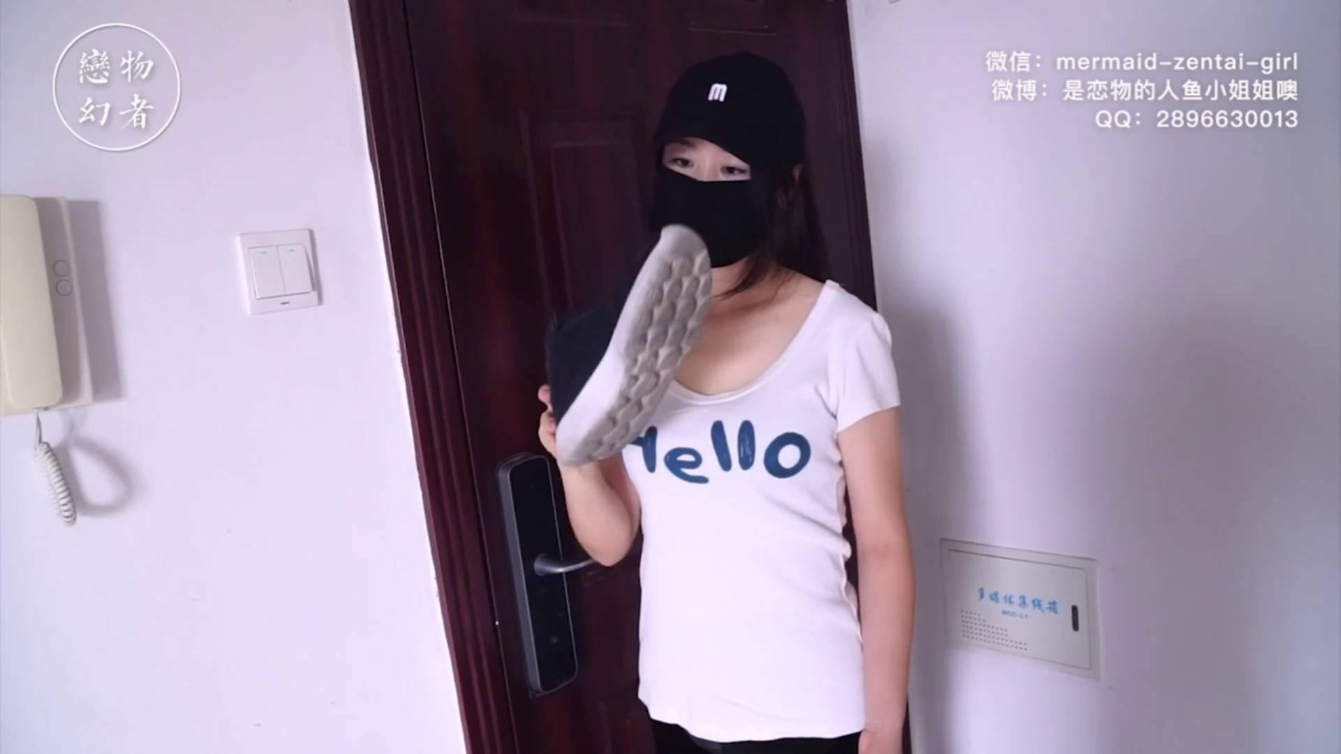 定拍皮裤白袜女学生为买手机变态大叔家里偷钱！被发现后惨遭TK舔脚凌辱