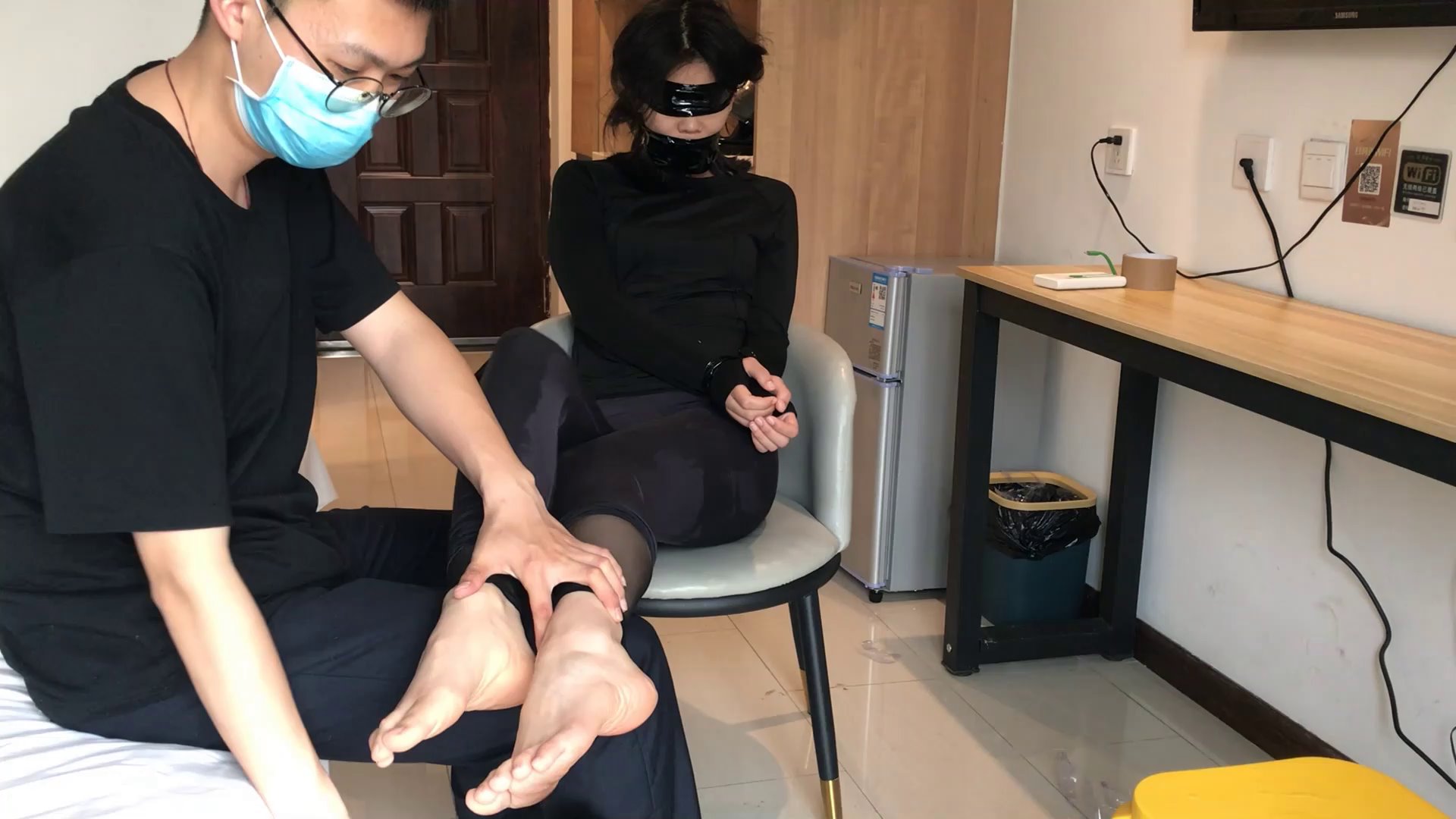 研究生小周 黑丝瑜伽服 装袋浇水！