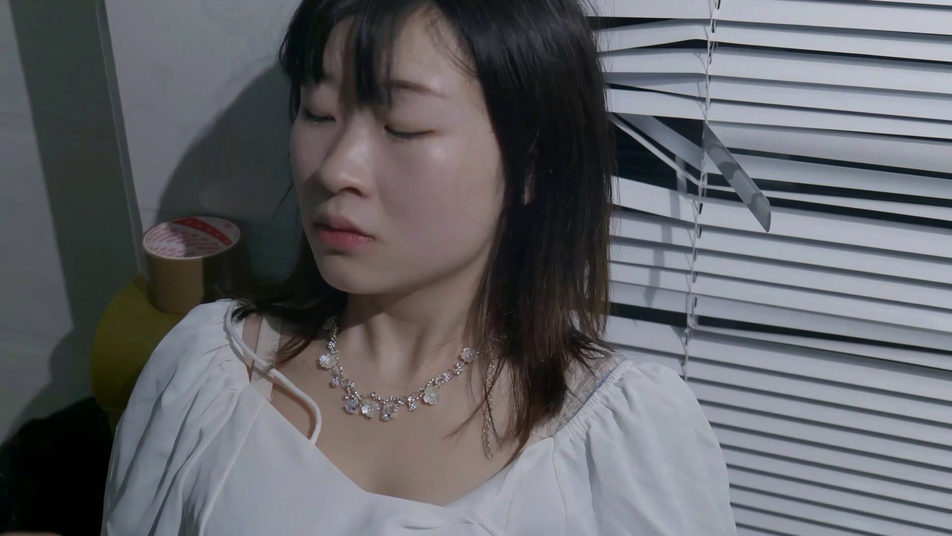 网贷陷阱 美腿玉足少女被胶带堵嘴挣扎尖叫