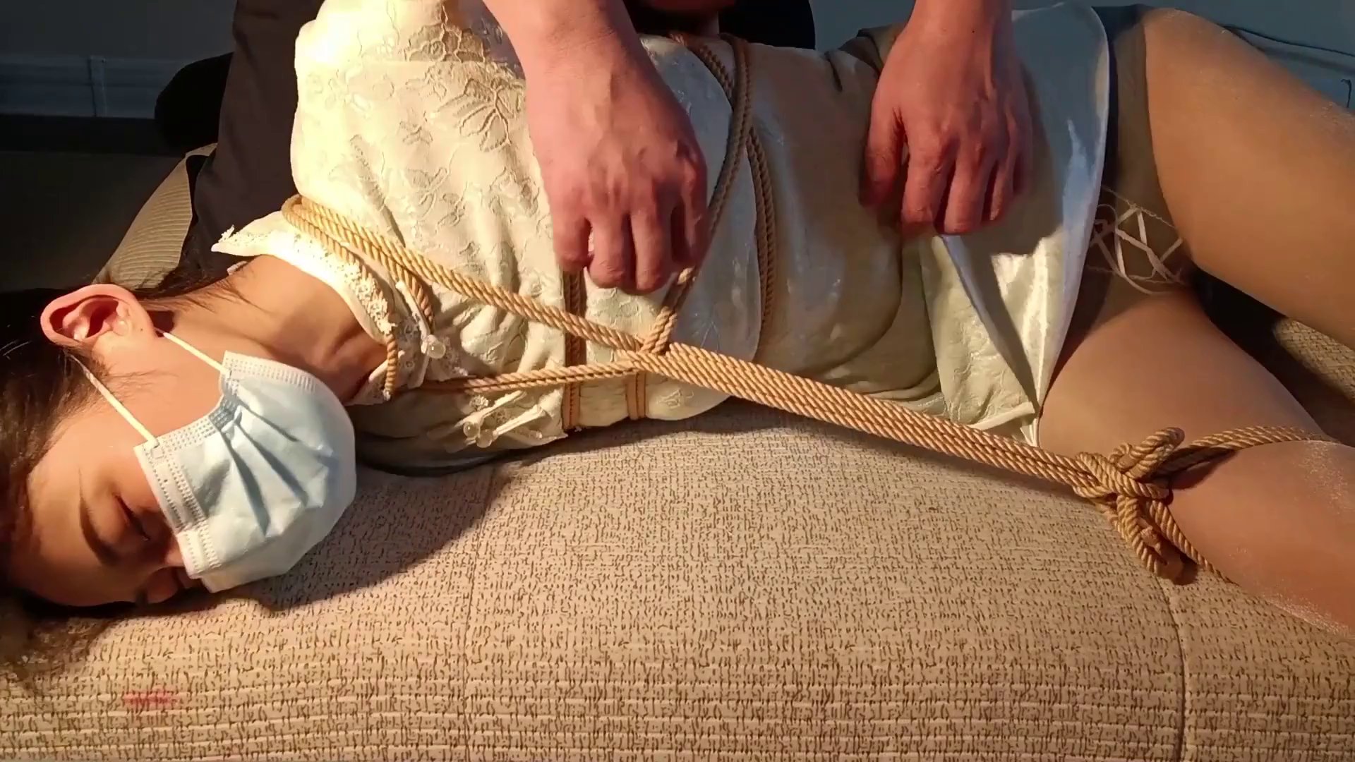 长腿欣悦素黄小旗袍肉丝绳缚，花样禁锢第一季