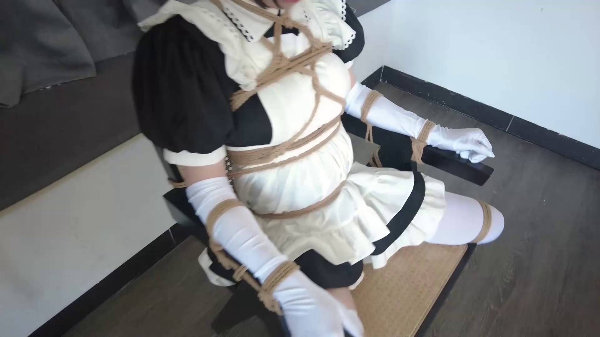 白丝女仆椅子缚布条蒙眼堵嘴勒脖电击