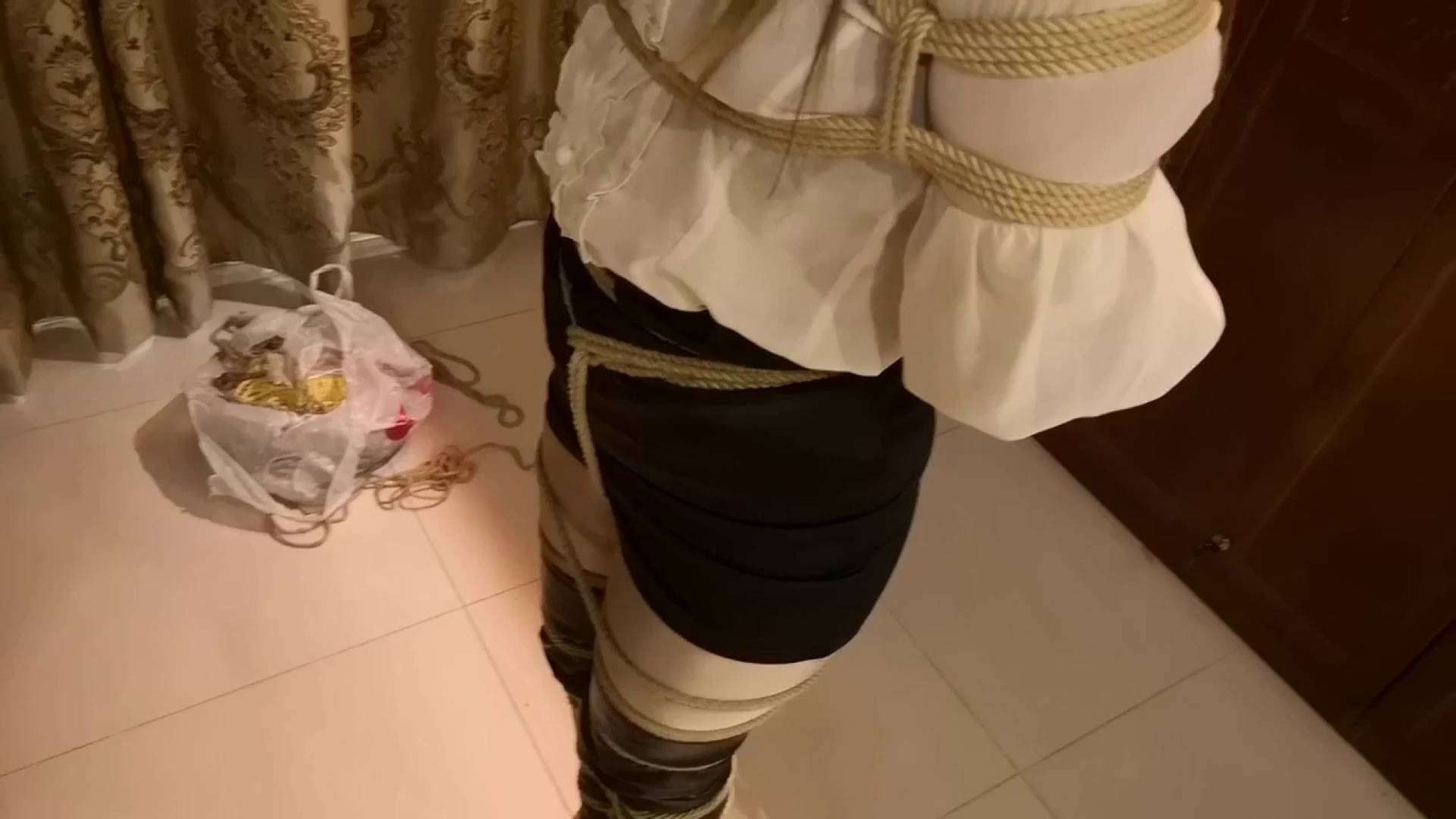 穿过膝长靴的美女经理因重罪被捕，接受过膝长靴、长手套、紧缚镣铐之刑