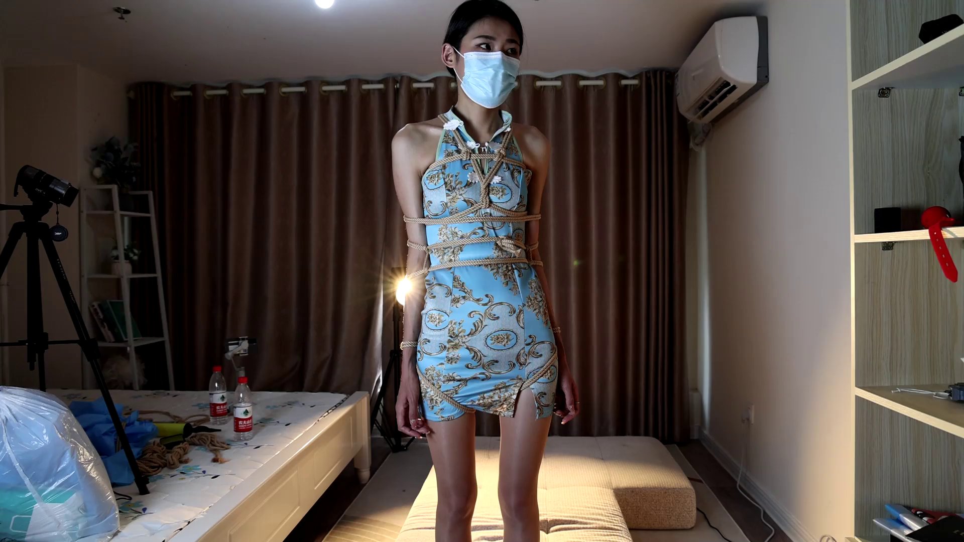 长腿欣悦，性感肉丝短旗袍，仰面开脚缚