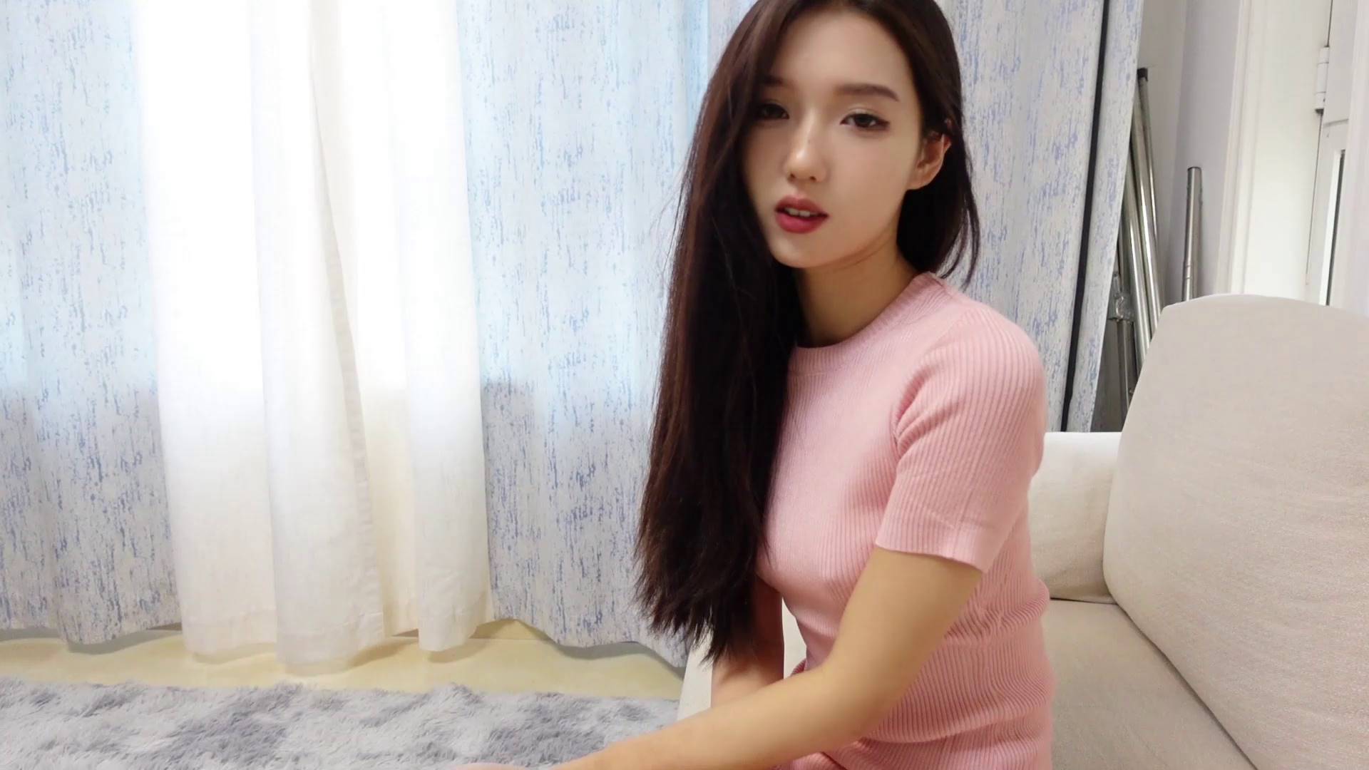 后妈灵灵撞见男主打飞机后十分尴尬，还去告诉了男主爸