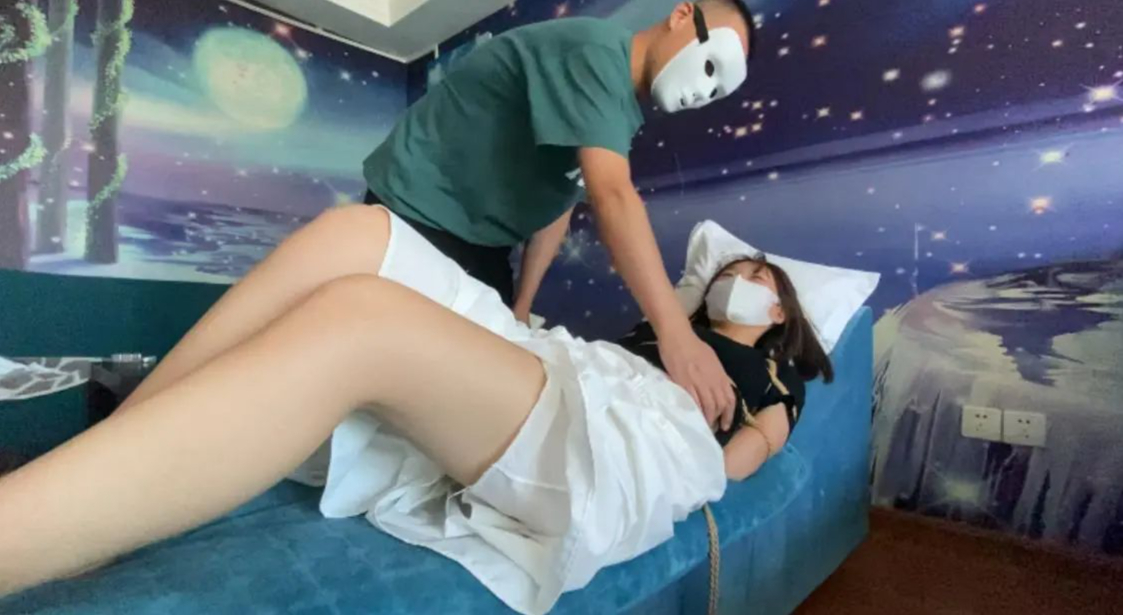 怕痒的蓝指甲脚丫-疯狂挣扎