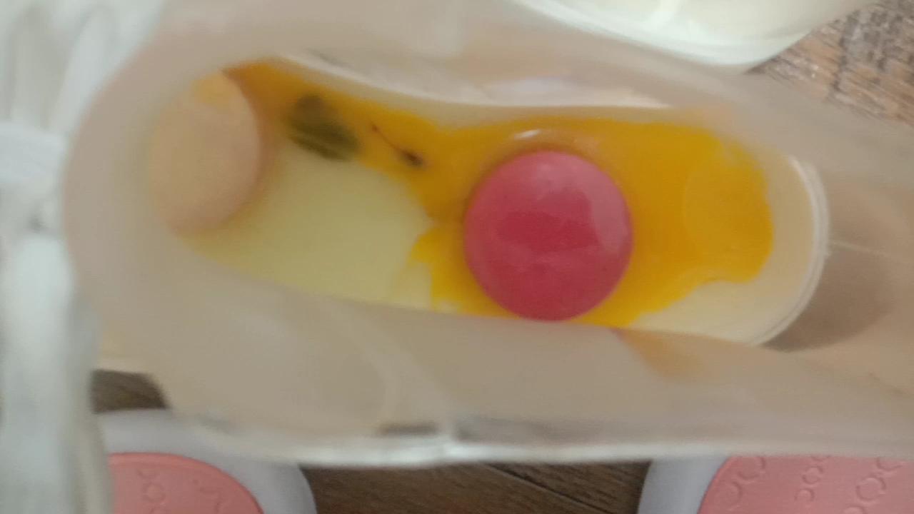 穿白棉袜在透明靴子里放鸡蛋和马卡龙踩踏