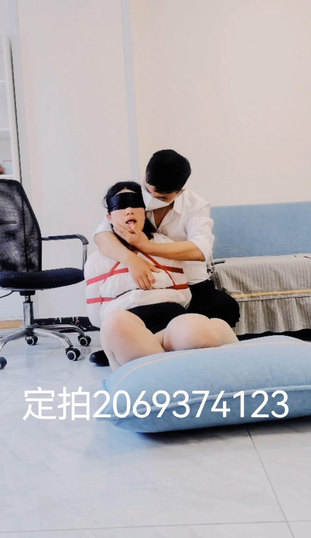 女秘书不好好上班被捆起来蹂躏