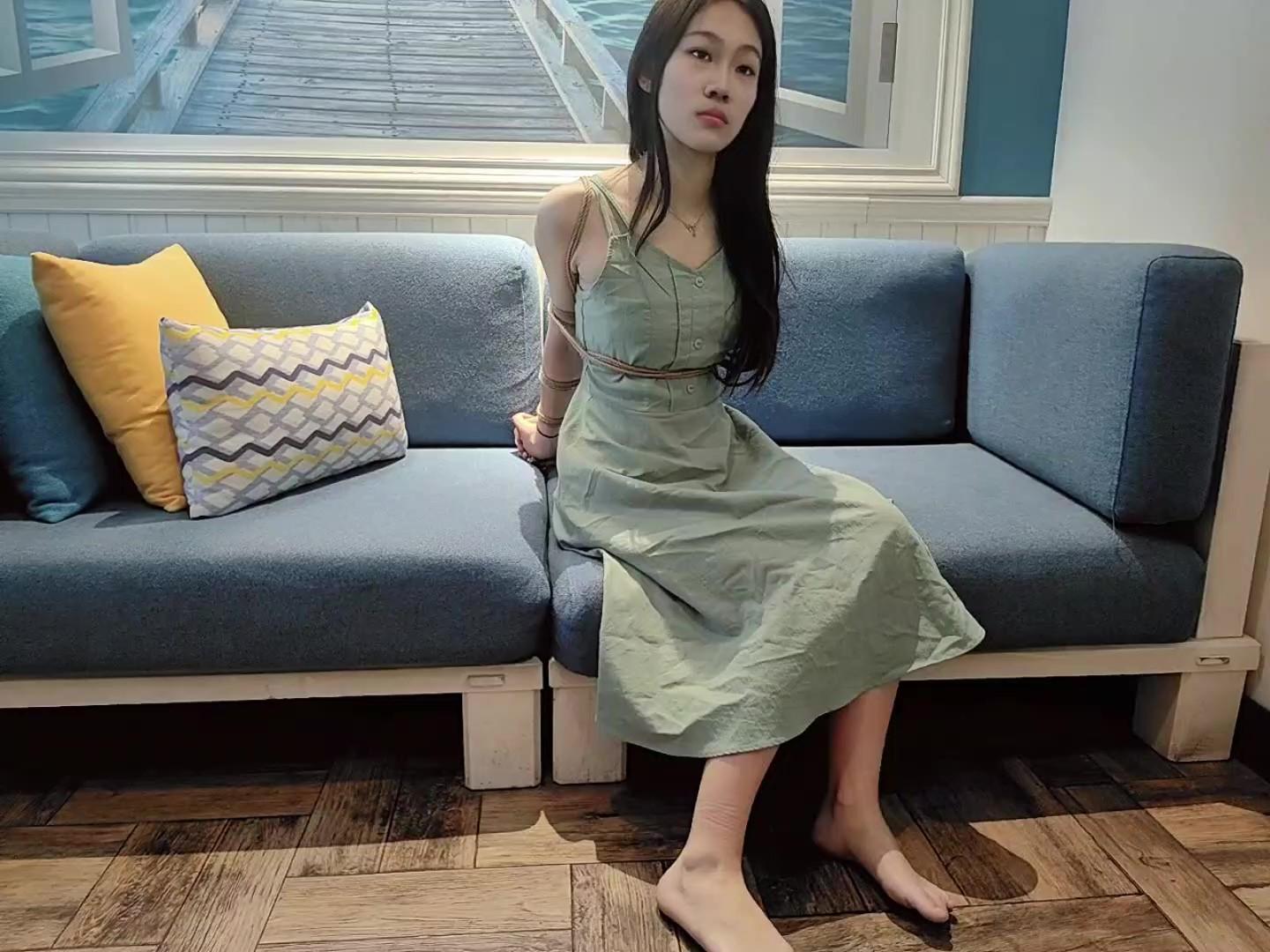 白嫩可爱的小脚丫 新模凡凡裸足捆绑放置
