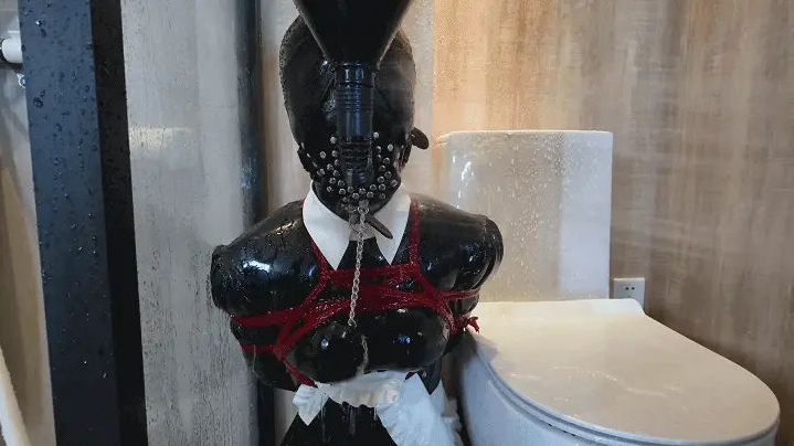 《主人的人体家具Ⅰ——女仆厕奴》漏斗口塞，人型便器——强制喂“尿”，湿水电击，耳光，踩踏，花洒湿身play清洗家具，羞辱性拉满...