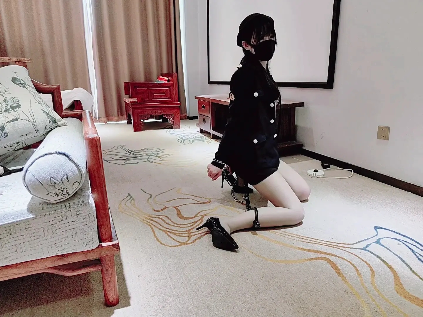 6分钟小短片被坏人俘虏RL的可爱女搜查官，可爱的小面包J服带镣展示，屈辱RL