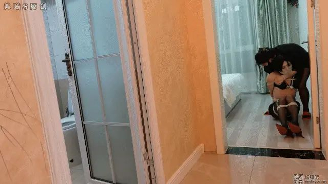 微剧情《独自在家的伪娘泳衣篇（一）》独自在家的伪娘试穿刚买回来的泳衣，穿上还没臭美几下就让一阵敲门声打乱节奏，噩梦随之而来............