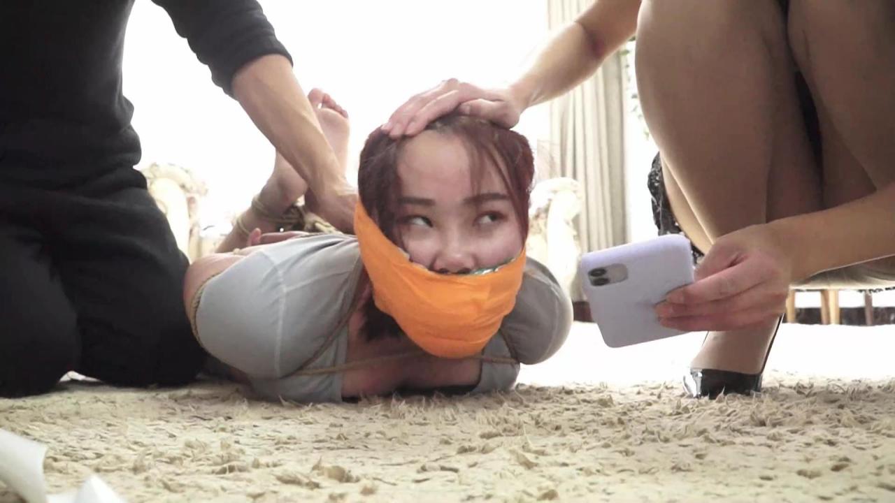 逍遥定拍：《讨债风波》（新模梁静出演，美女上门要账却惨遭雌雄大盗捆绑堵嘴折磨）