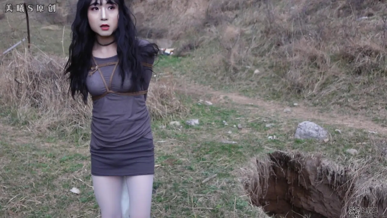《伪娘小姐姐第一次尝试尾巴露出》伪娘小姐姐在野外的第一次尝试，紧张到面部扭曲