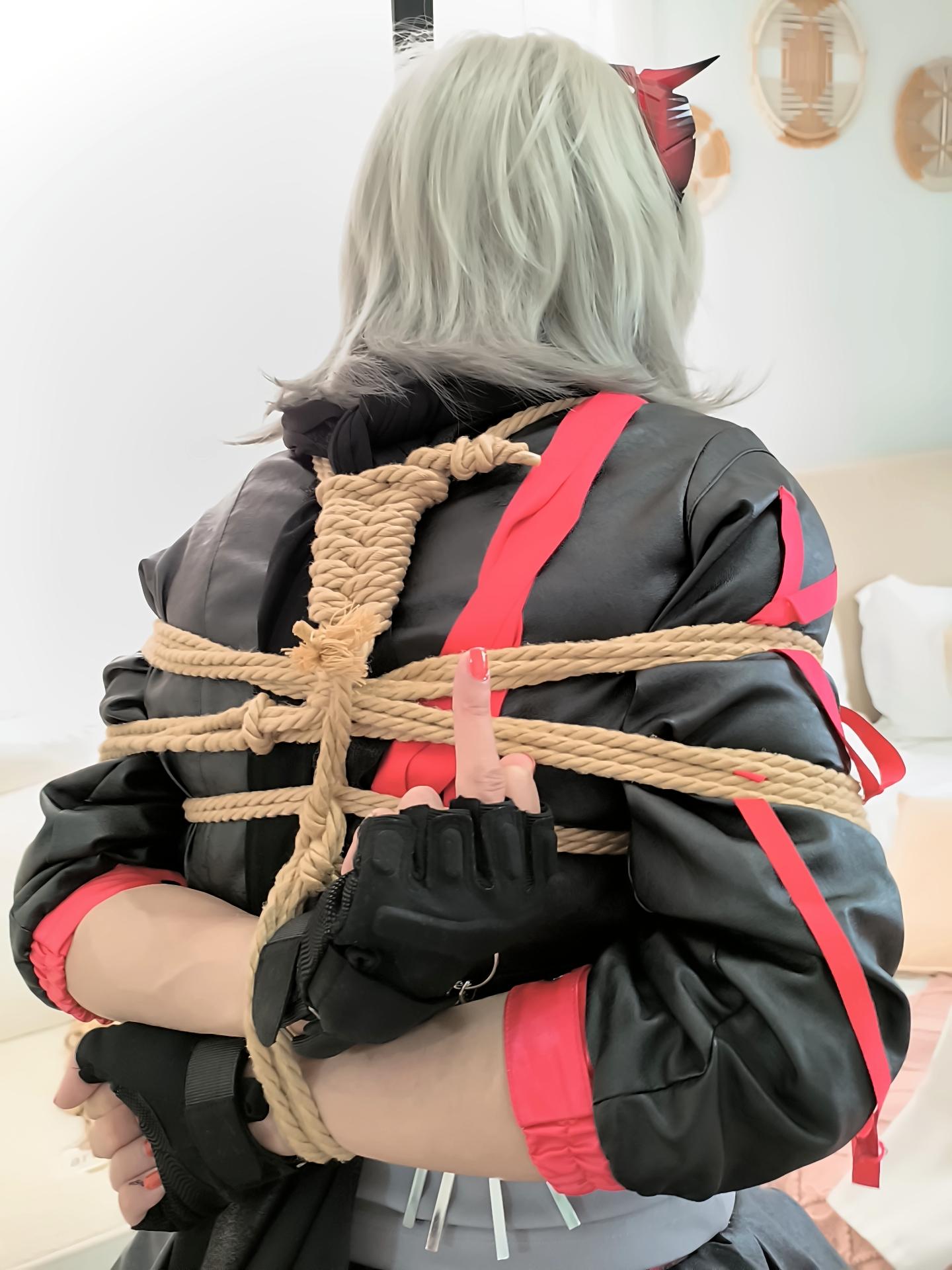 明日方舟凯尔希与W的对决